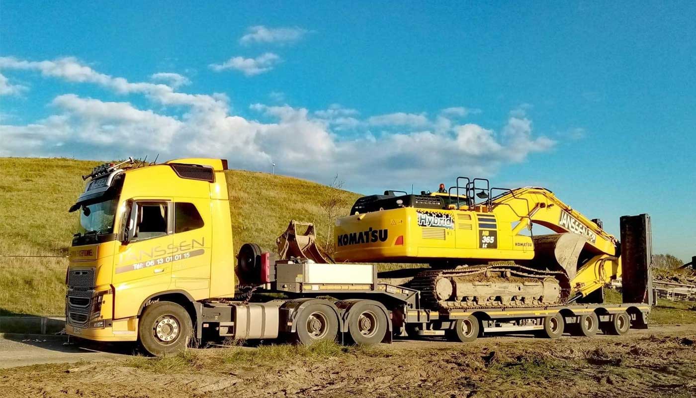 Convoi exceptionnel transport Janssen Transport exceptionnel - porte engin + pelle 210