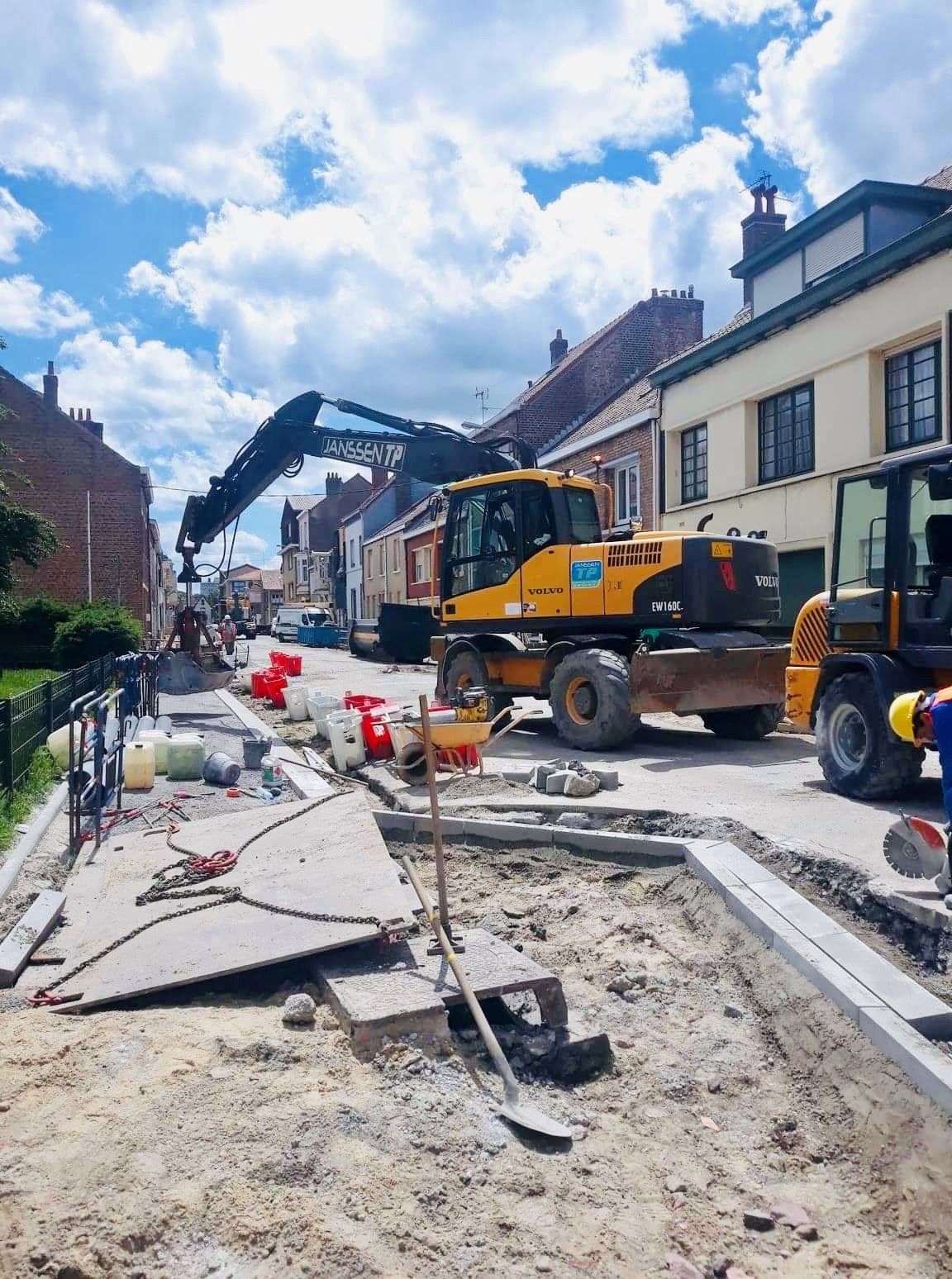 Terrassement - pelle pneus sur chantier